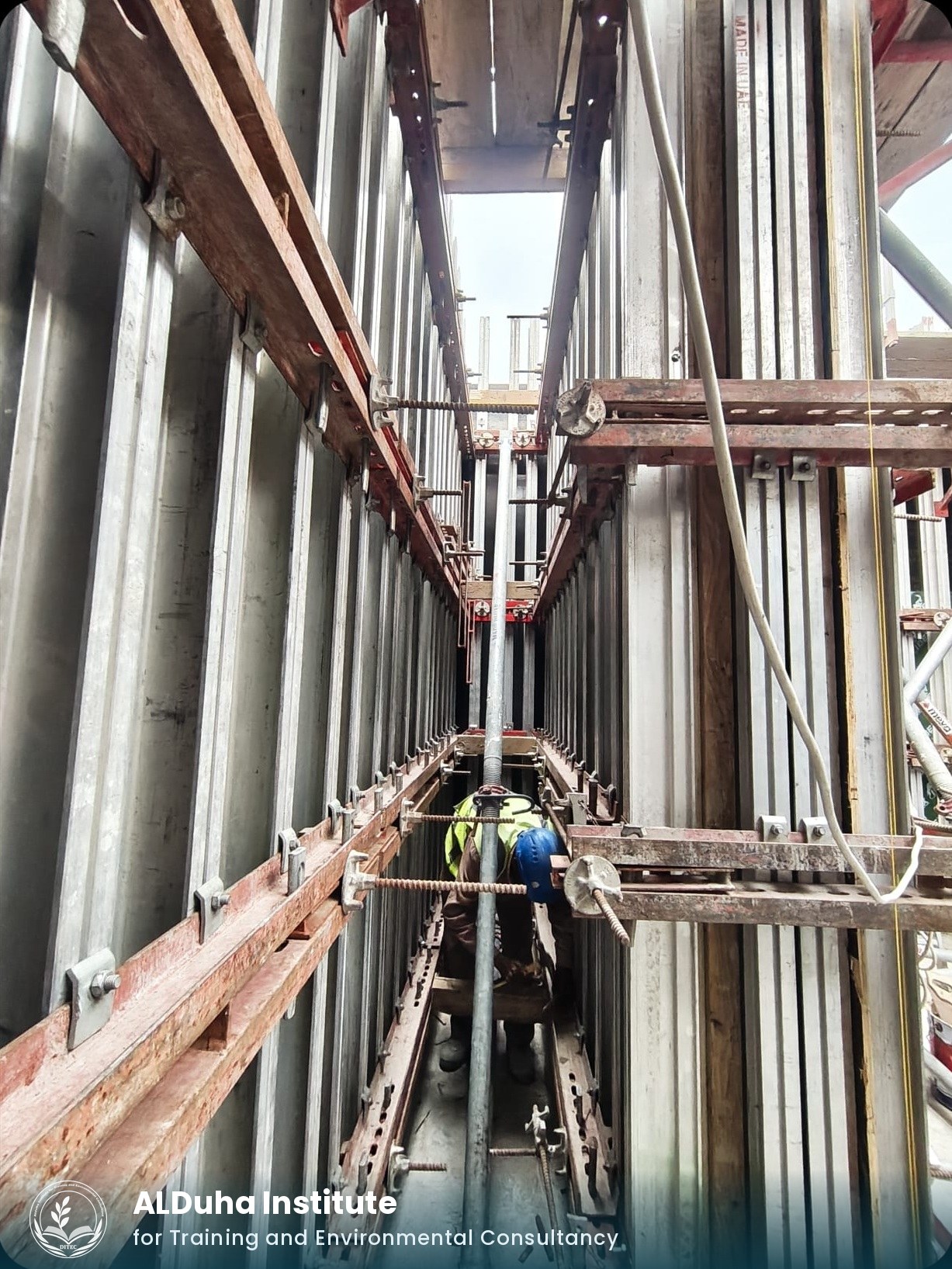 Deep wall formwork for the shielded enclosure